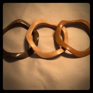 Uniquely shaped wooden bangle set